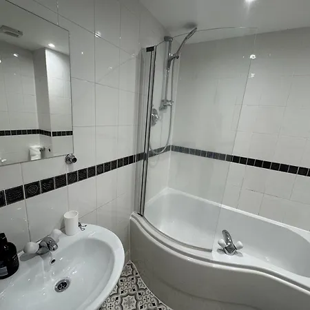 Modern 1-bed In Apartment *